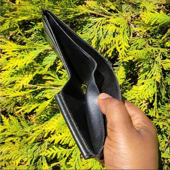 LOUIS Vuitton Black Epi Men Bifold Wallet - Picture 8 of 11